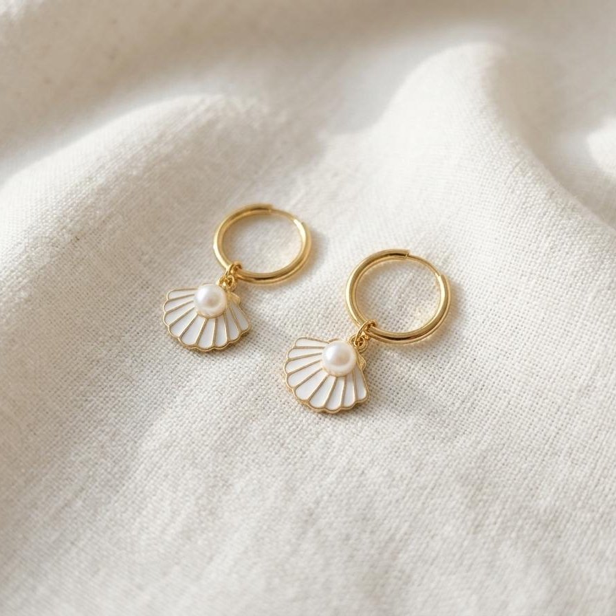 Boucles d'oreilles créoles dorées avec pendentif coquillage et perle