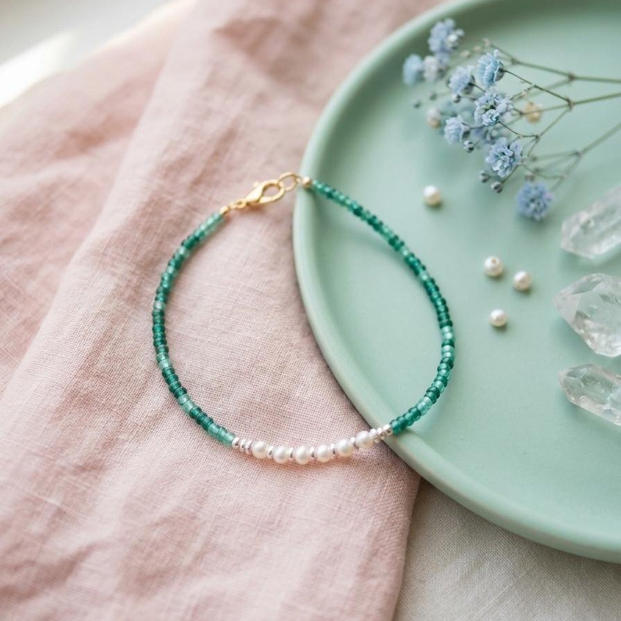 Bracelet de perles vert émeraude et perles nacrées, fermoir doré