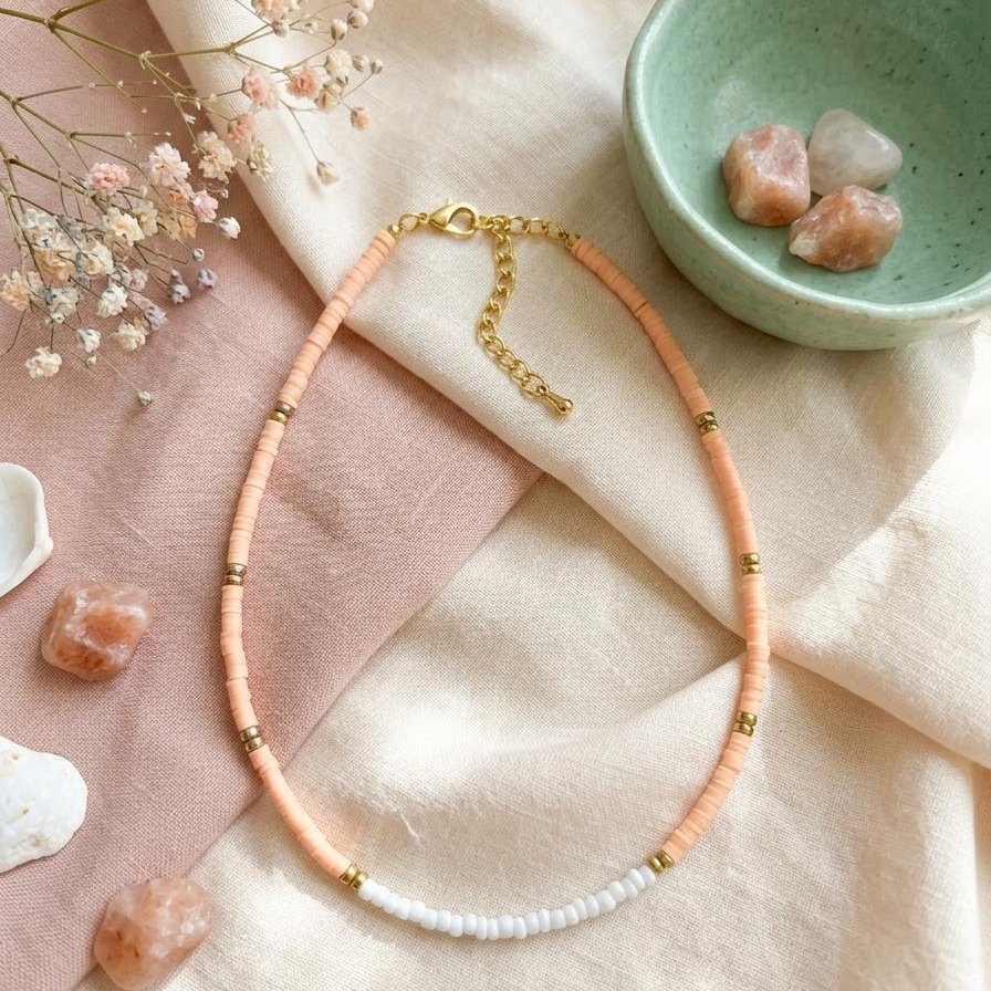 Collier heishi corail, blanc et doré création Pépites & Papotes