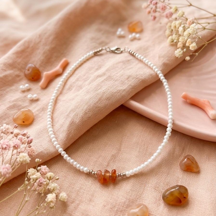Collier de perles blanches nacrées rehaussé de pierres de cornaline orangée