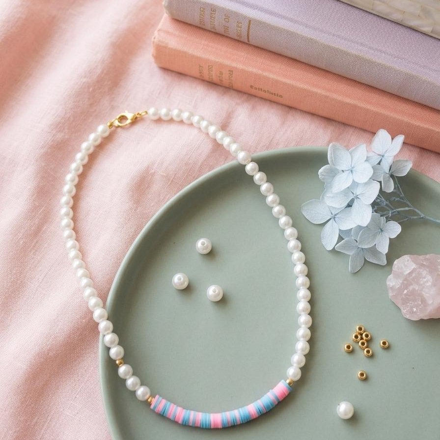 Collier de perles nacrées avec section heishi rose et bleu pastel